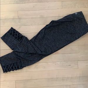 ATHLETA CROP LEGGING...check the leg detail!
